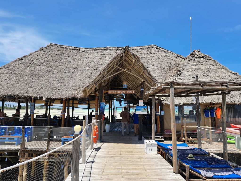 Pier met bar voorbeeldaccommodatie Zanzibar Reef and Beach resort